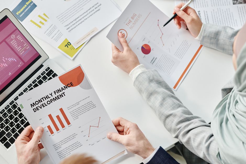 Tinjauan laporan keuangan dan investasi klien